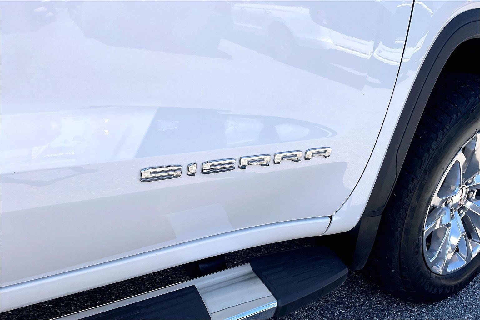 Used 2021 GMC Sierra 1500 SLT w/ SLT Premium Plus Package AWD/4WD image 8