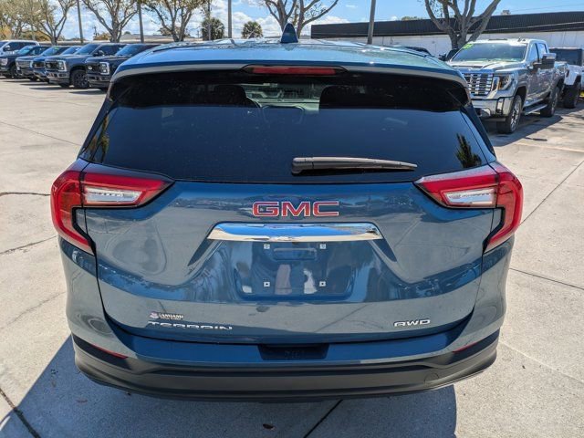 Used 2024 GMC Terrain SLE image 3