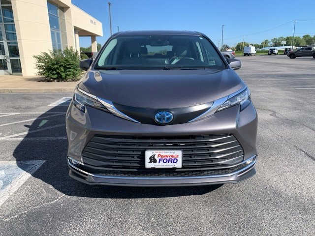 Used 2023 Toyota Sienna XLE image 8