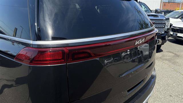 Used 2023 Kia Carnival EX FWD image 8