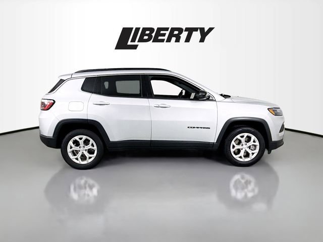 Used 2024 Jeep Compass Latitude image 8