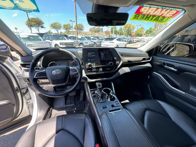 Used 2025 Toyota Highlander XLE FWD image 19