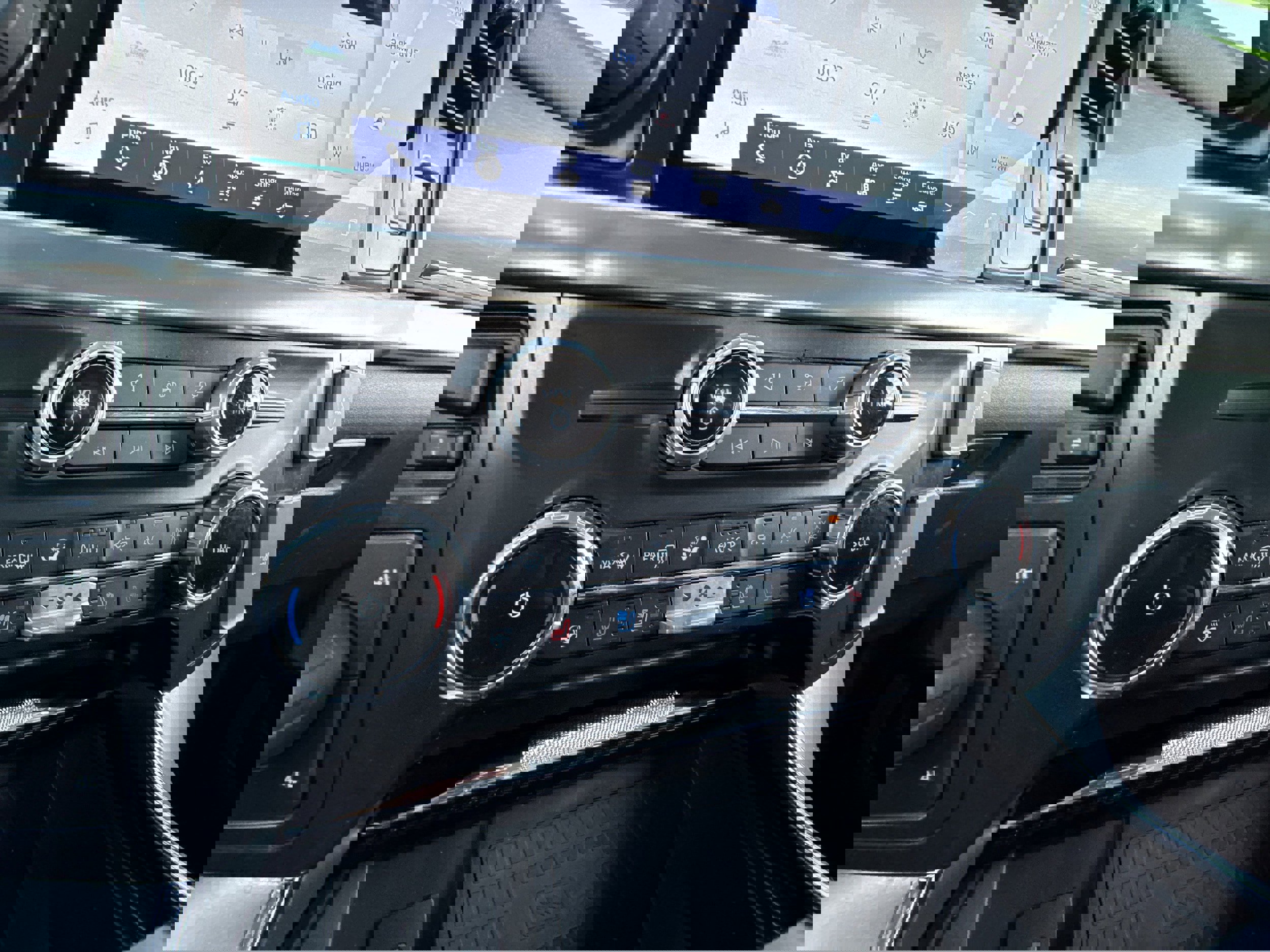 Certified 2022 Ford F150 Lariat w/ Equipment Group 502A High image 26