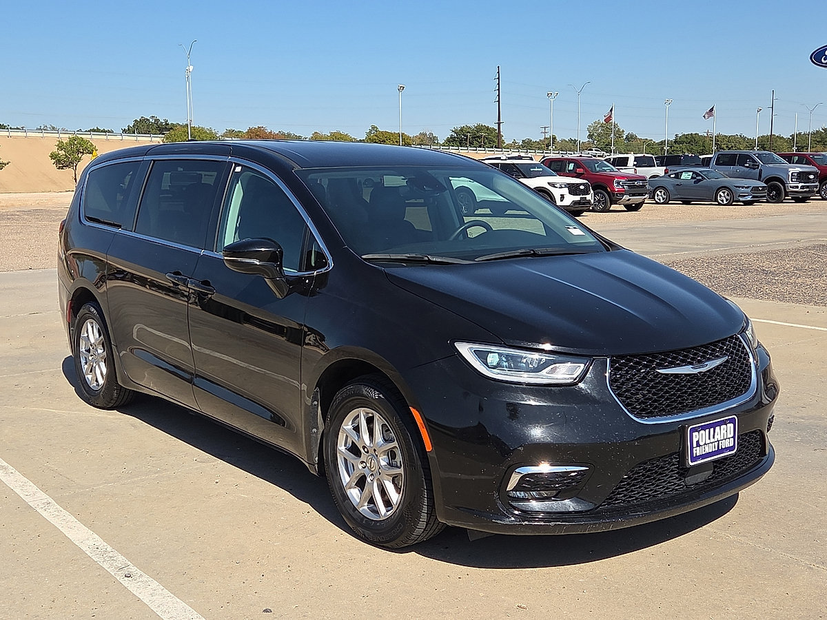 Used 2024 Chrysler Pacifica Touring-L FWD image 7