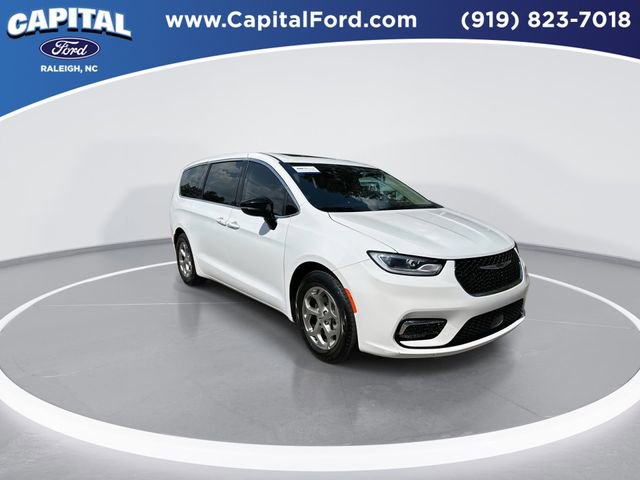 Used 2024 Chrysler Pacifica Limited FWD image 2