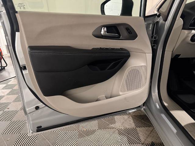Used 2023 Chrysler Pacifica Touring-L FWD image 15
