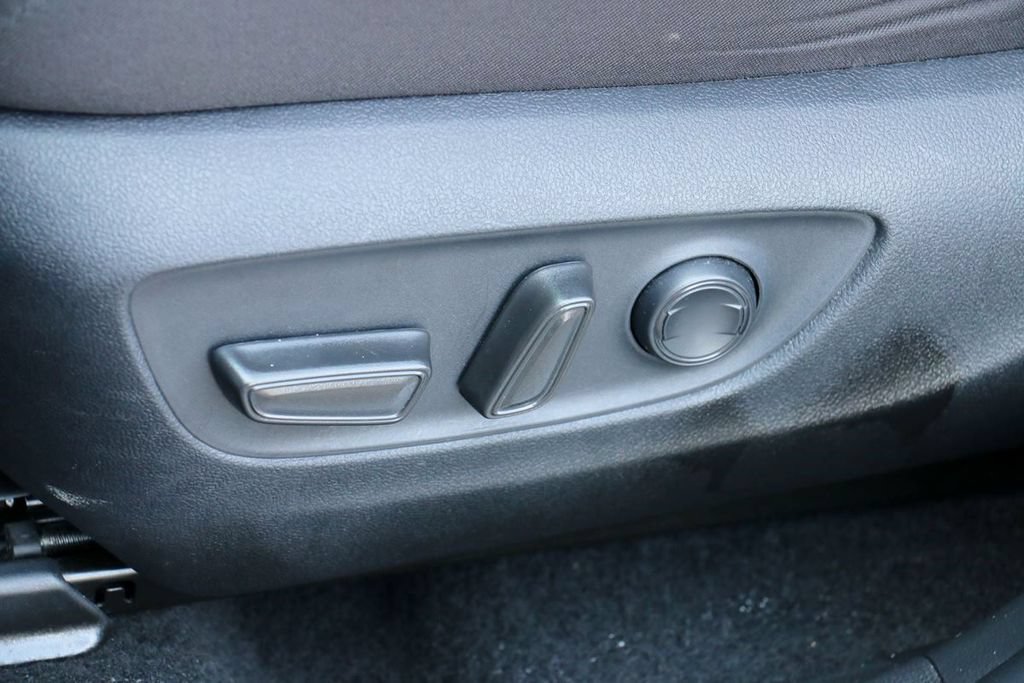 Used 2025 Toyota RAV4 XLE AWD/4WD image 19