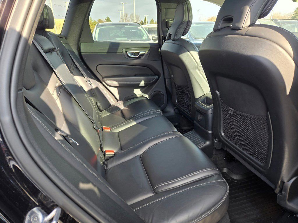 Used 2022 Volvo XC60 T8 Inscription w/ Advanced Package image 12
