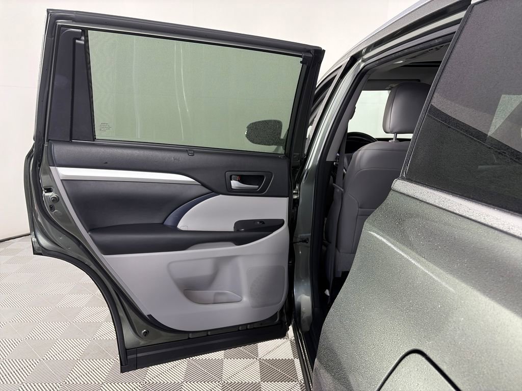 Used 2017 Toyota Highlander XLE w/ Carpet Mat Package AWD/4WD image 12