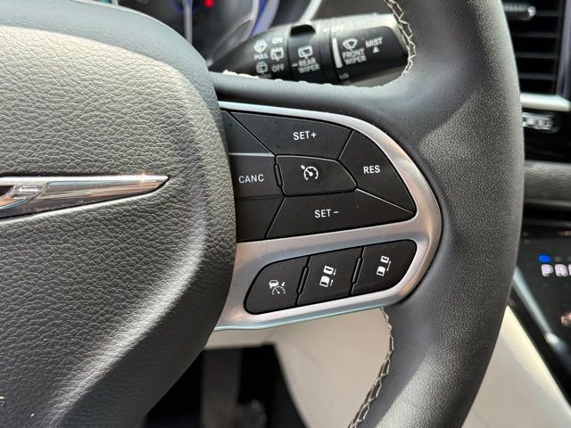Used 2024 Chrysler Pacifica Touring-L FWD image 18