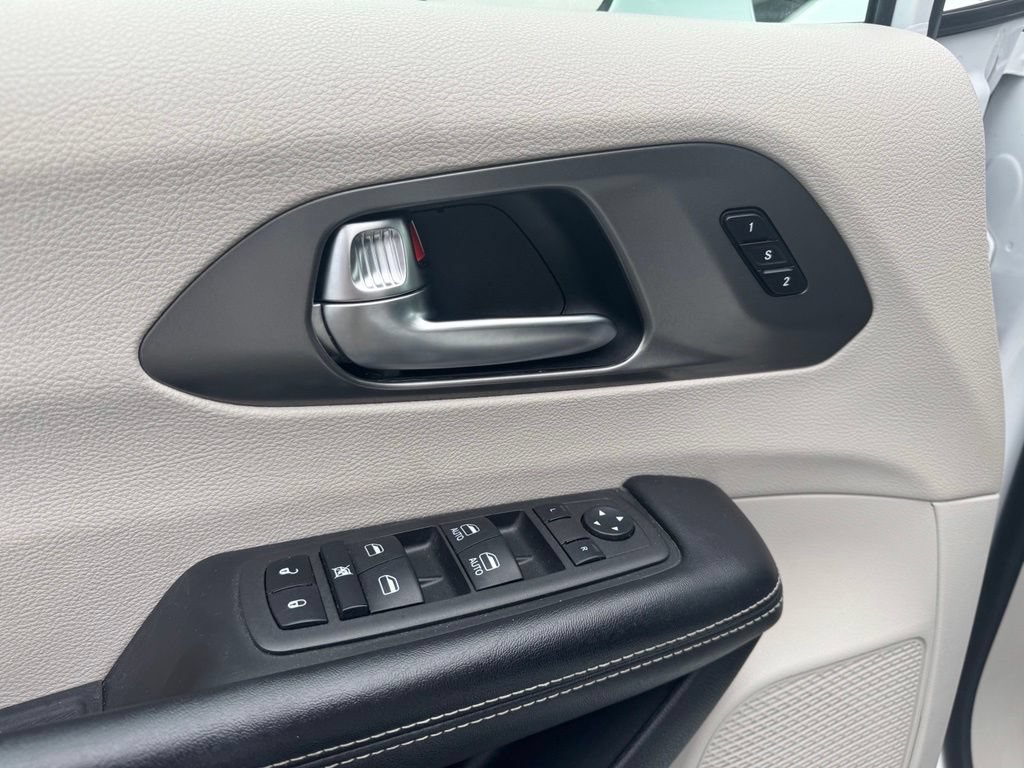 Used 2022 Chrysler Pacifica Touring-L FWD image 3