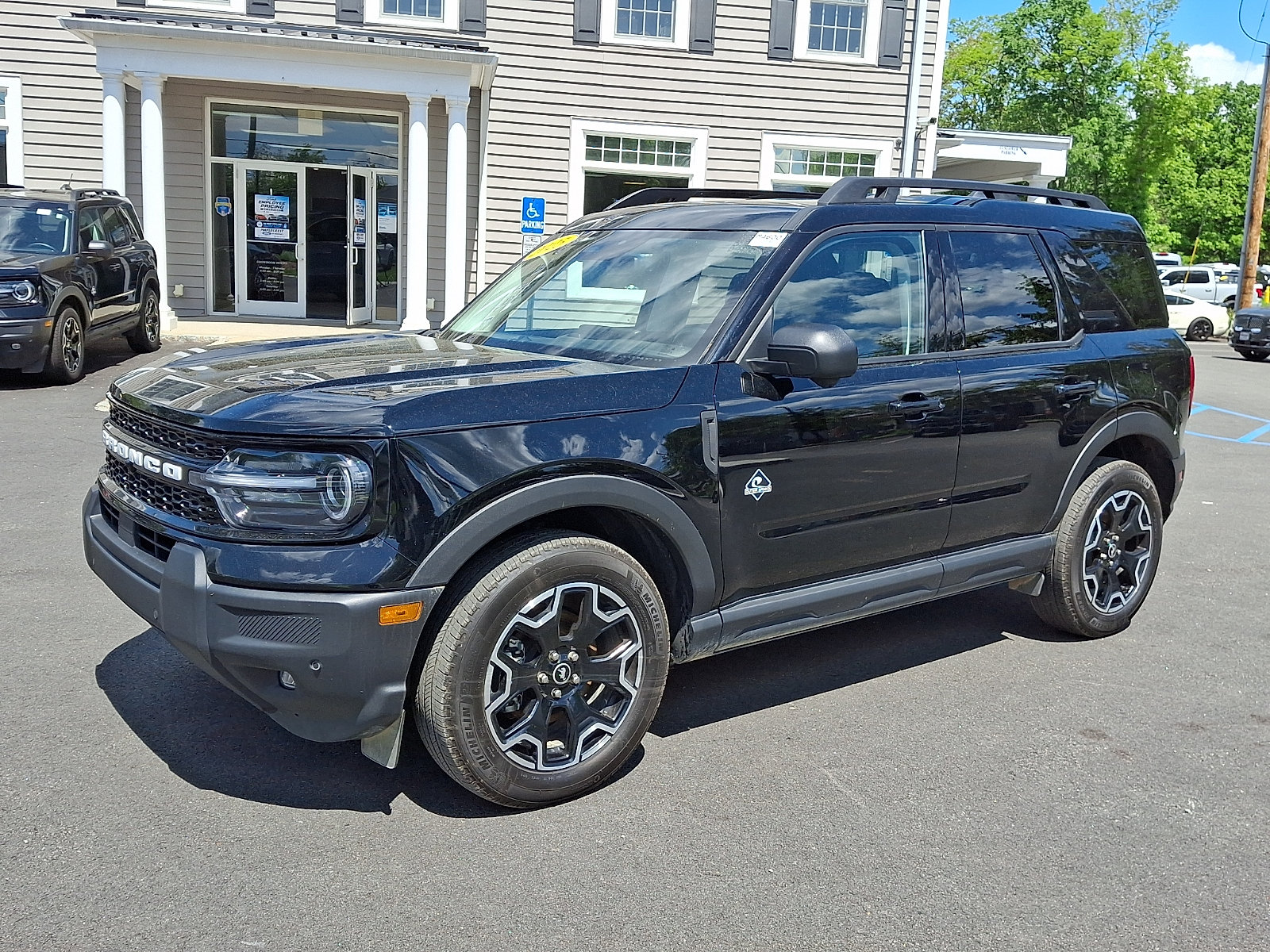 Certified 2025 Ford Bronco Sport Outer Banks w/ Outer Banks Tech Package+ AWD/4WD image 1