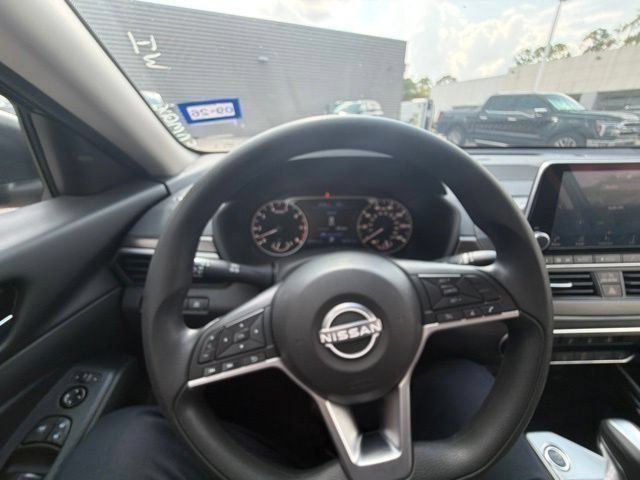 Used 2024 Nissan Altima 2.5 SV FWD image 16