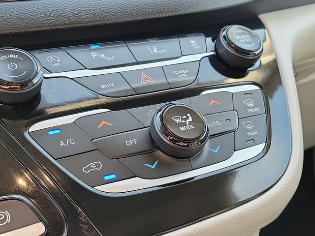 Used 2024 Chrysler Pacifica Touring-L FWD image 30