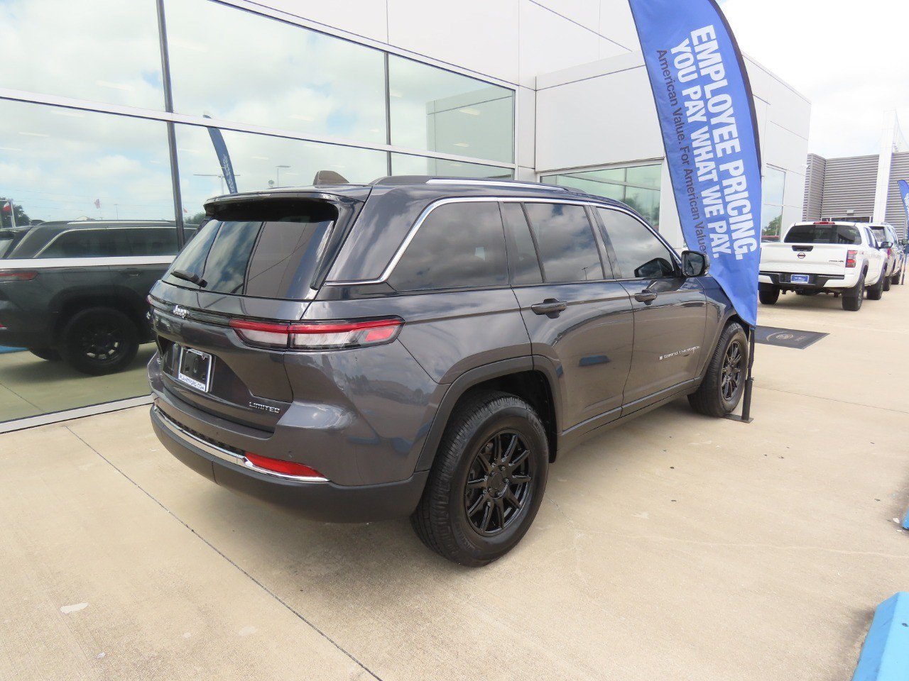 Used 2024 Jeep Grand Cherokee Limited AWD/4WD image 10