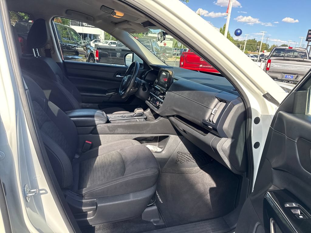 Used 2022 Nissan Pathfinder SV w/ SV Black Package FWD image 32