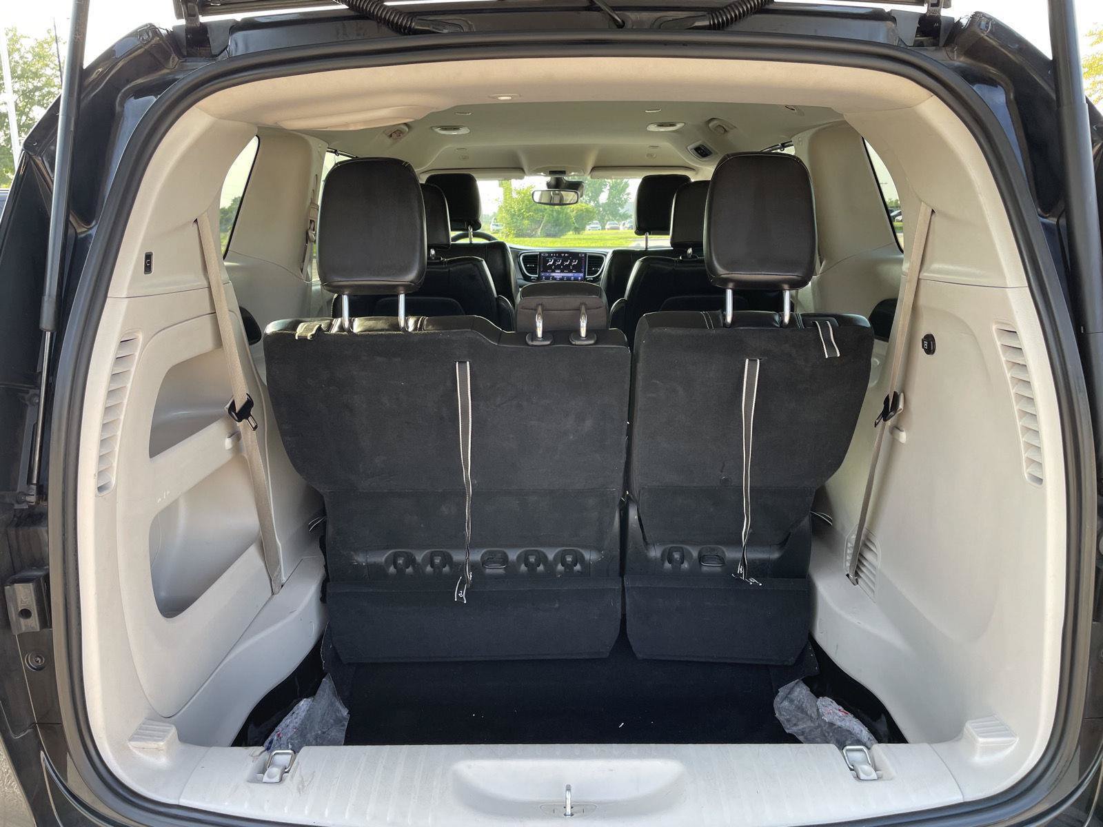 Used 2023 Chrysler Pacifica Touring-L FWD image 35