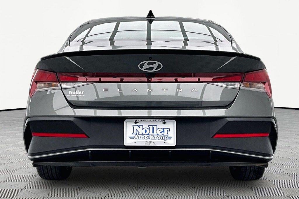 Used 2025 Hyundai Elantra Sport FWD image 4