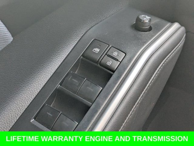 Used 2024 Toyota Highlander LE FWD image 24