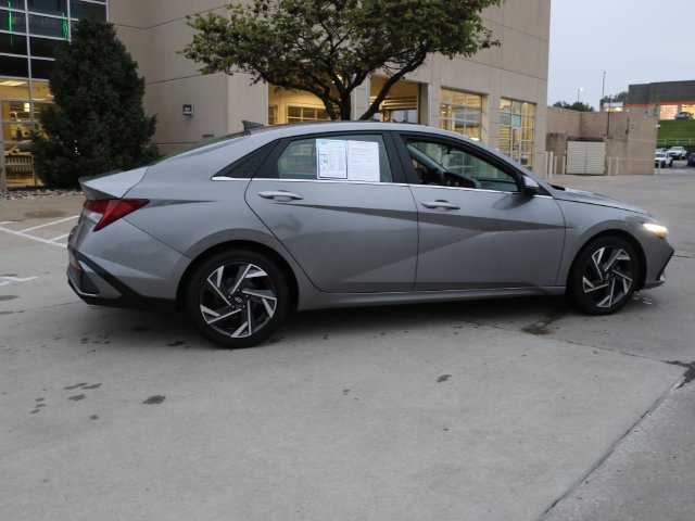 Used 2024 Hyundai Elantra Limited FWD image 7