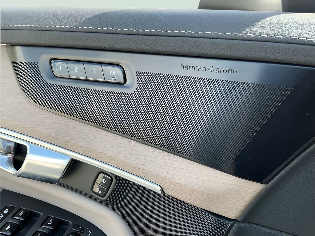 Used 2025 Volvo XC90 B6 Plus image 30