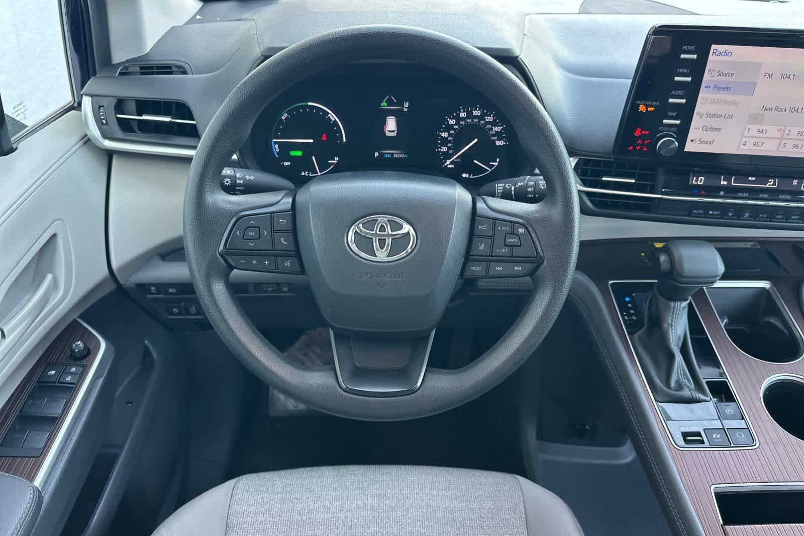 Used 2024 Toyota Sienna LE w/ LE Plus Package image 15