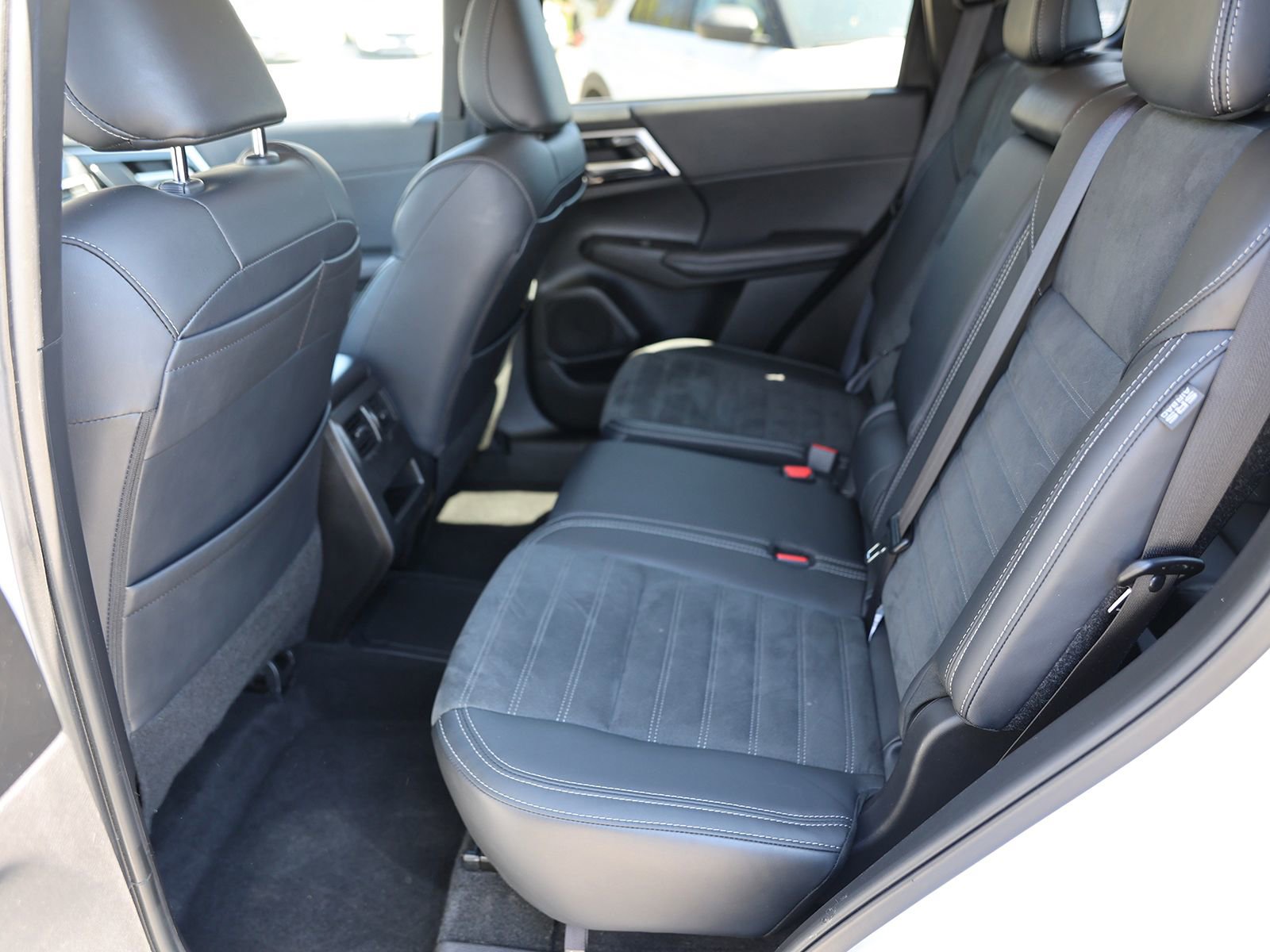 Used 2024 Mitsubishi Outlander 4WD Plug-In Hybrid image 23