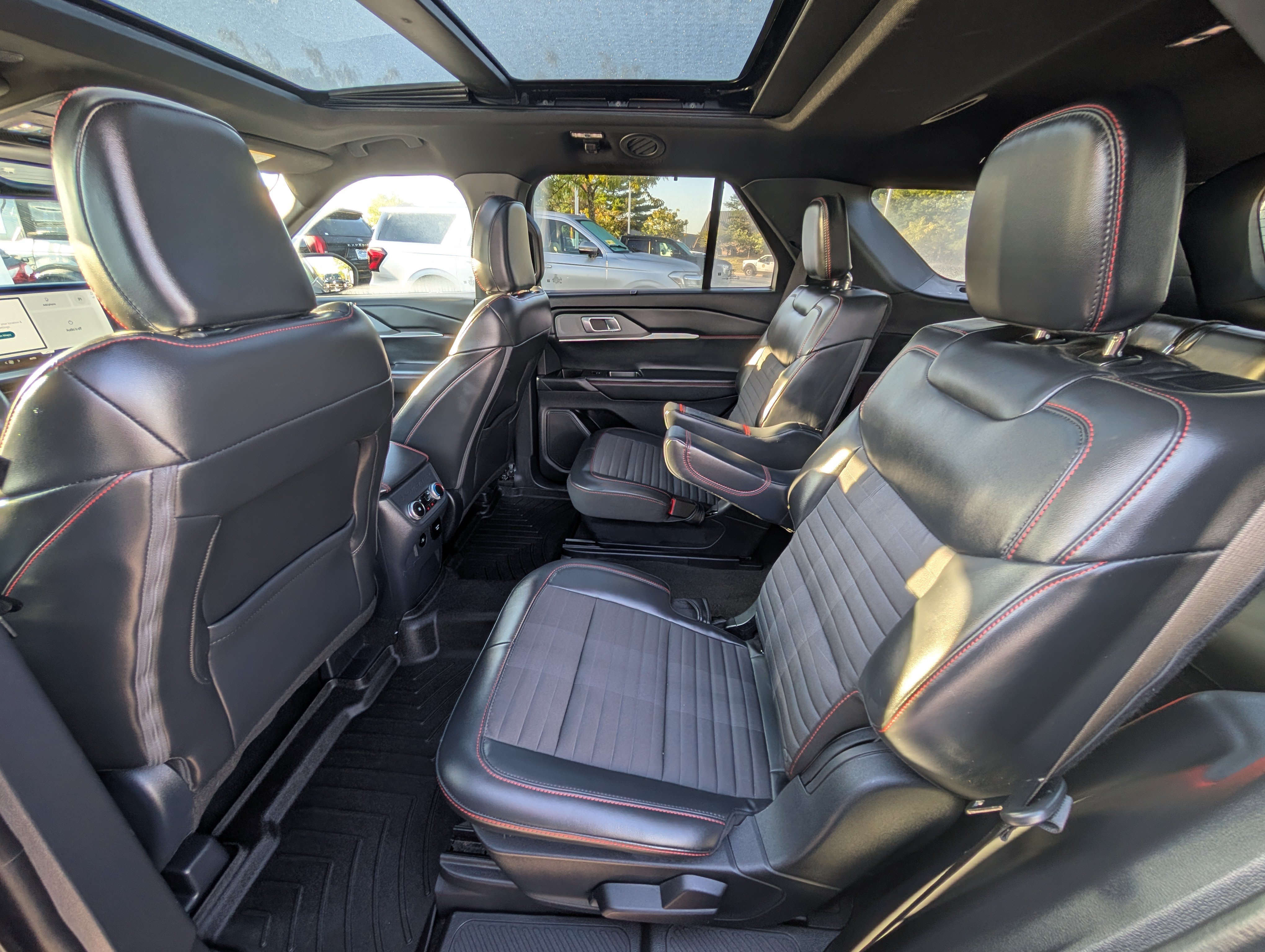 Certified 2025 Ford Explorer ST-Line w/ Premium Package AWD/4WD image 19