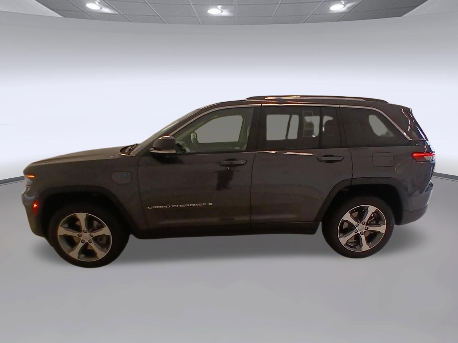Used 2023 Jeep Grand Cherokee 4WD 4xe image 2