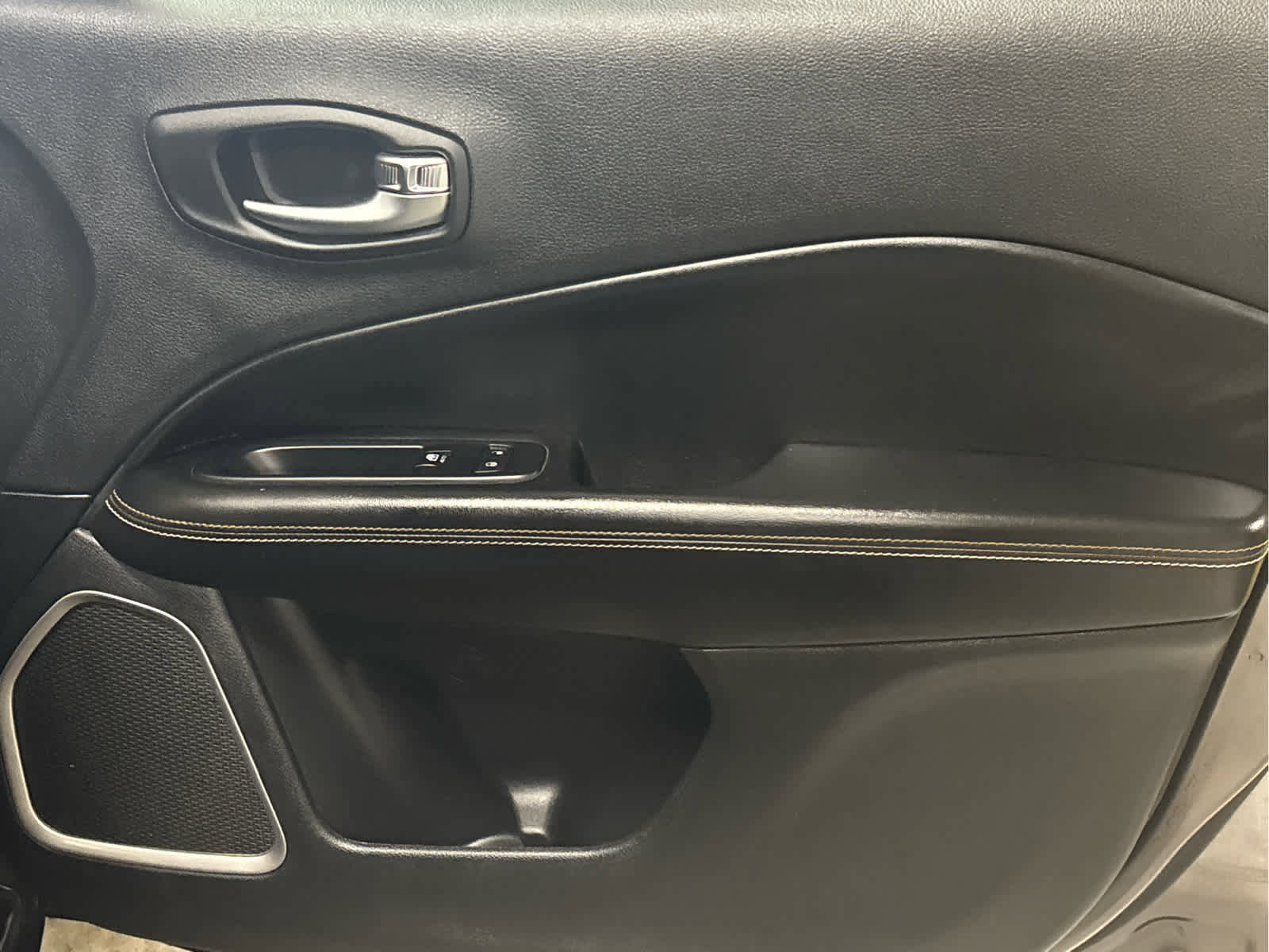 Used 2018 Jeep Compass Latitude w/ Cold Weather Group image 32