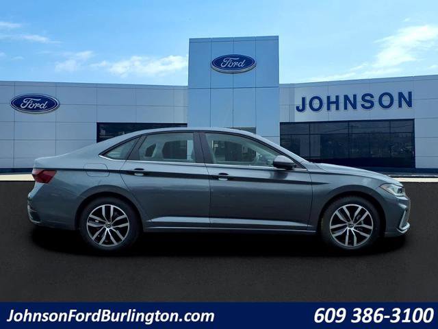 Used 2025 Volkswagen Jetta SE FWD image 2