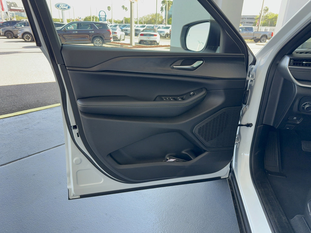 Used 2025 Jeep Grand Cherokee L Laredo image 9