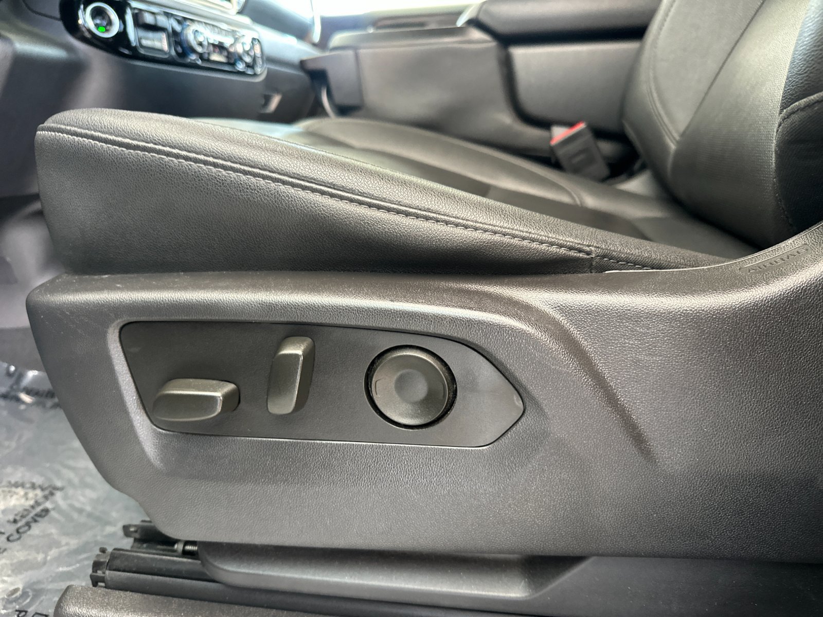 Used 2025 GMC Sierra 1500 SLT AWD/4WD image 12