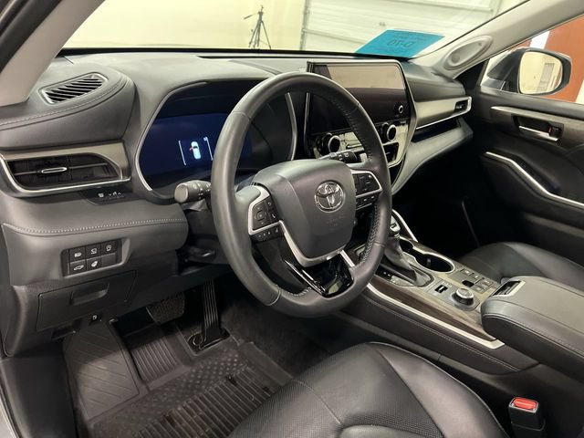 Used 2024 Toyota Highlander Limited AWD/4WD image 13