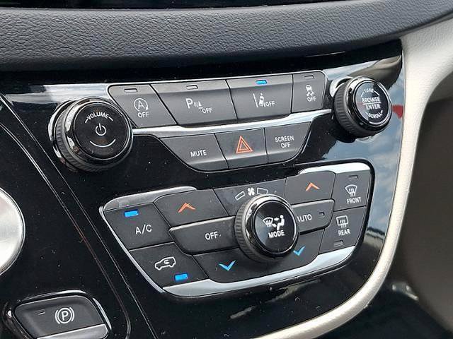 Used 2023 Chrysler Pacifica Touring-L FWD image 16