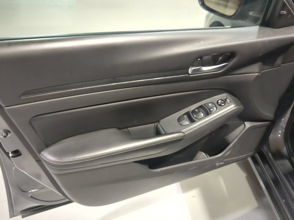 Used 2024 Nissan Altima 2.5 SV FWD image 14