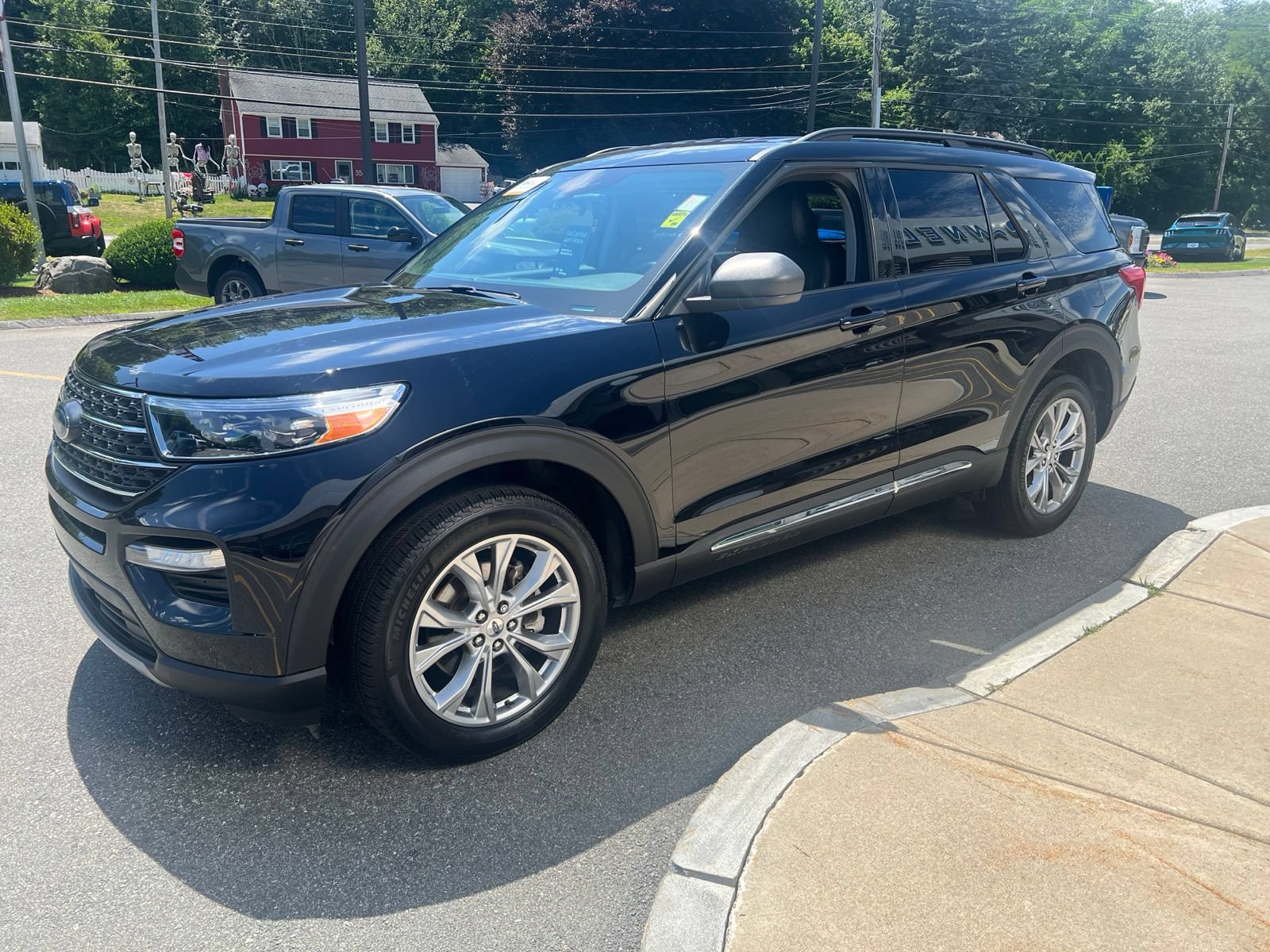 Certified 2023 Ford Explorer XLT w/ Equipment Group 202A AWD/4WD image 3