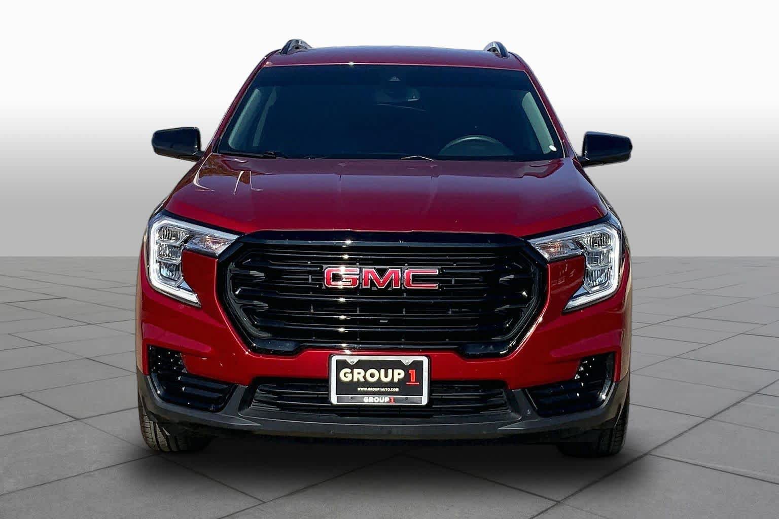 Used 2024 GMC Terrain SLE w/ Driver Convenience Package FWD image 4