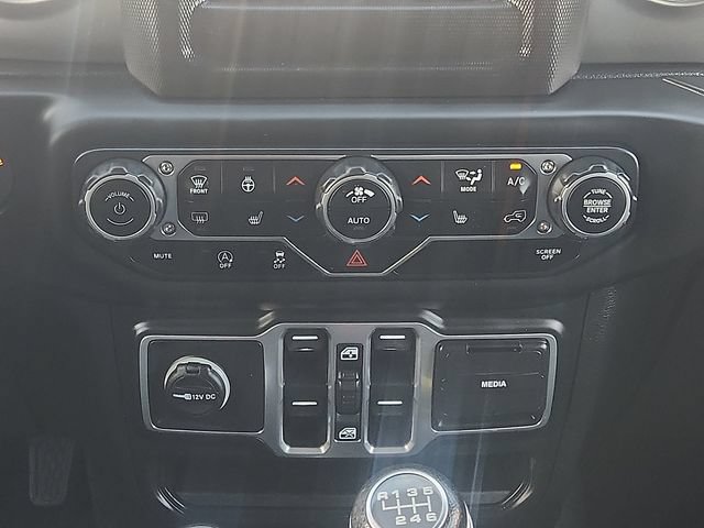 Used 2018 Jeep Wrangler Unlimited Sahara w/ Cold Weather Group AWD/4WD image 17