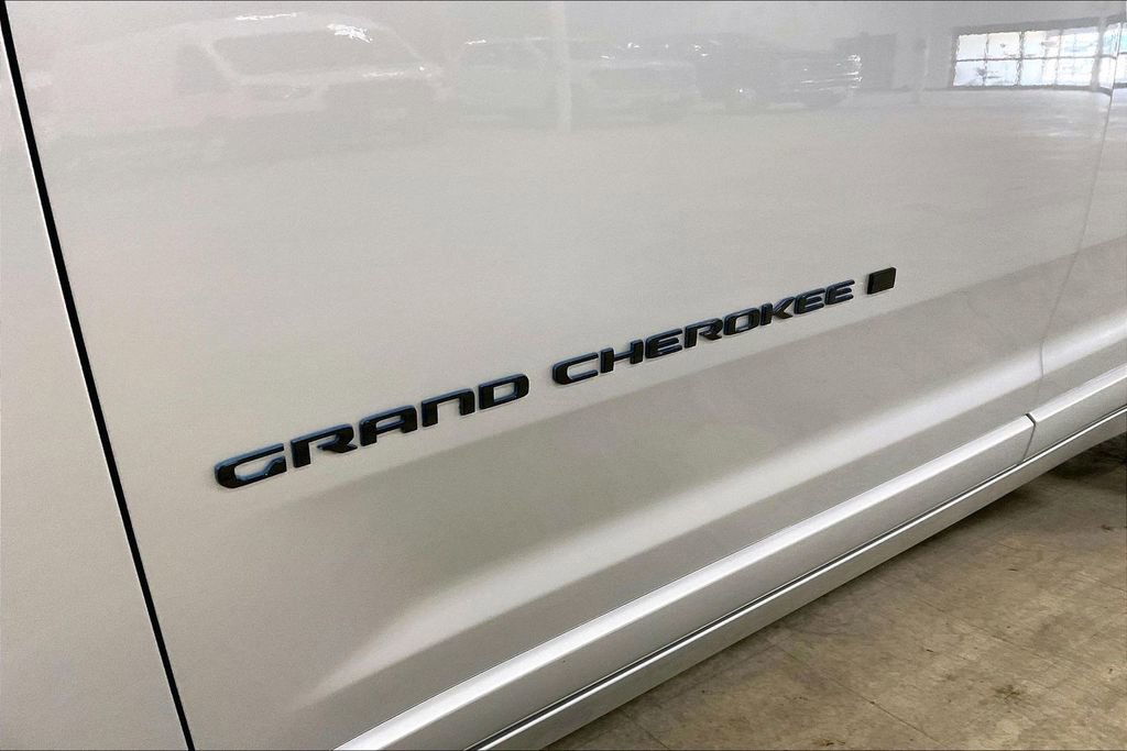 Used 2025 Jeep Grand Cherokee Limited 4xe AWD/4WD image 8