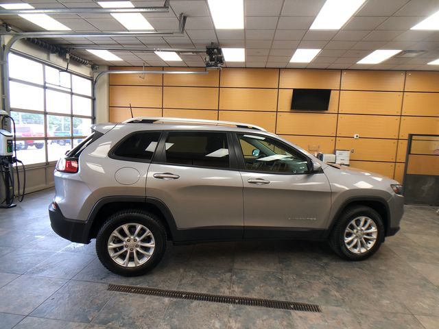 Used 2020 Jeep Cherokee Latitude w/ Cold Weather Group AWD/4WD image 8