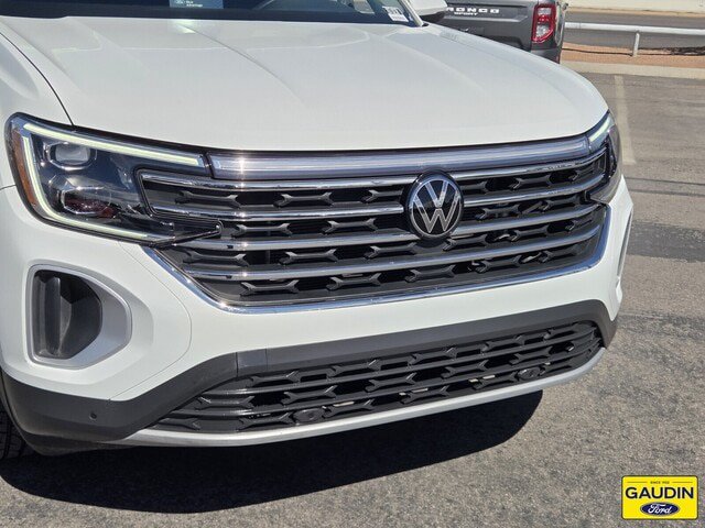 Used 2024 Volkswagen Atlas SE w/ Panoramic Sunroof Package FWD image 2