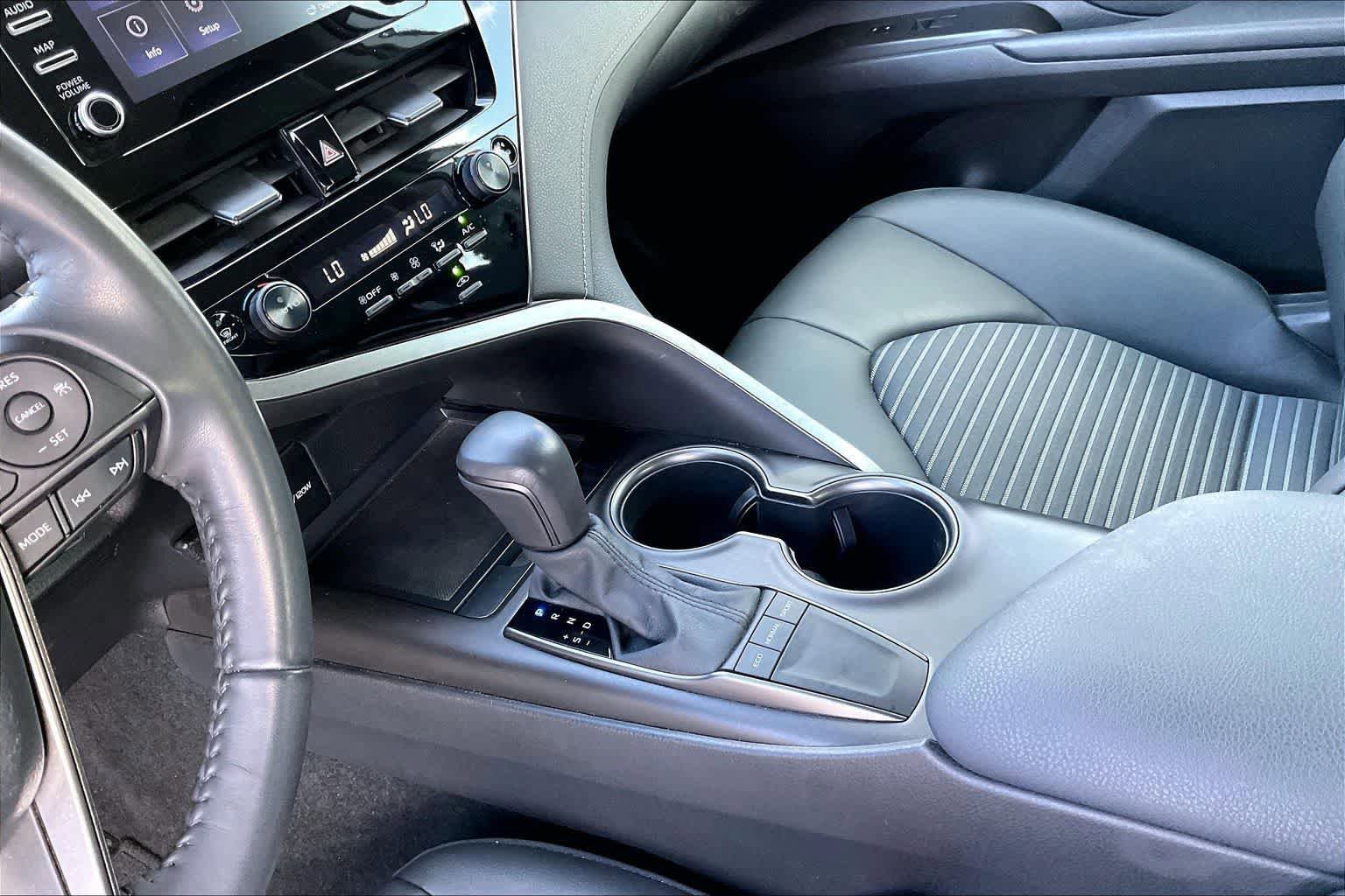 Used 2022 Toyota Camry SE FWD image 16