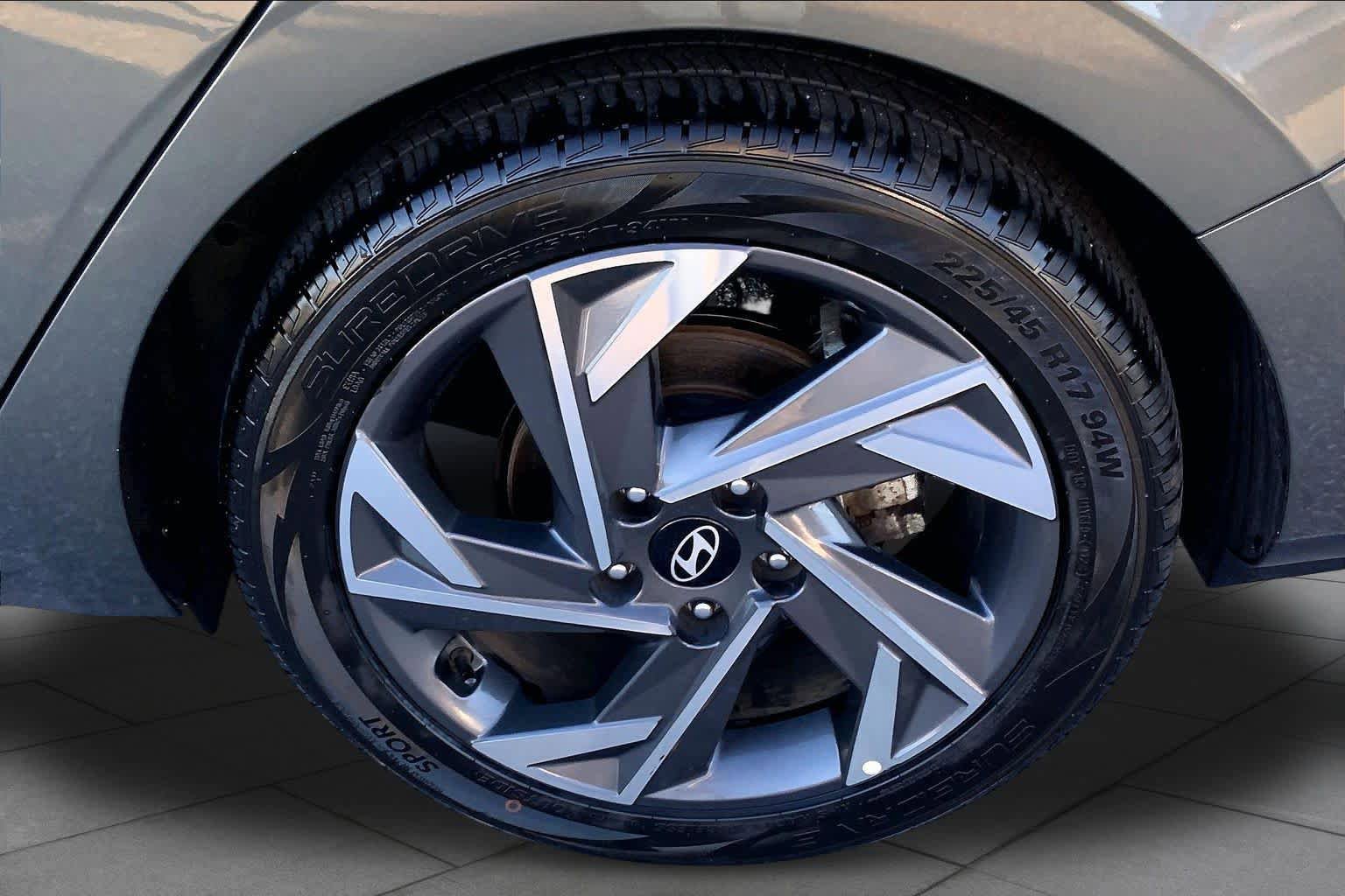 Used 2024 Hyundai Elantra Limited FWD image 10