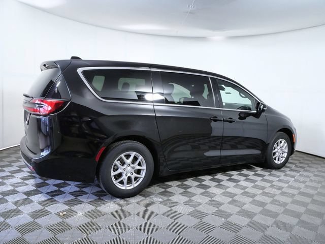 Used 2025 Chrysler Pacifica Select FWD image 8