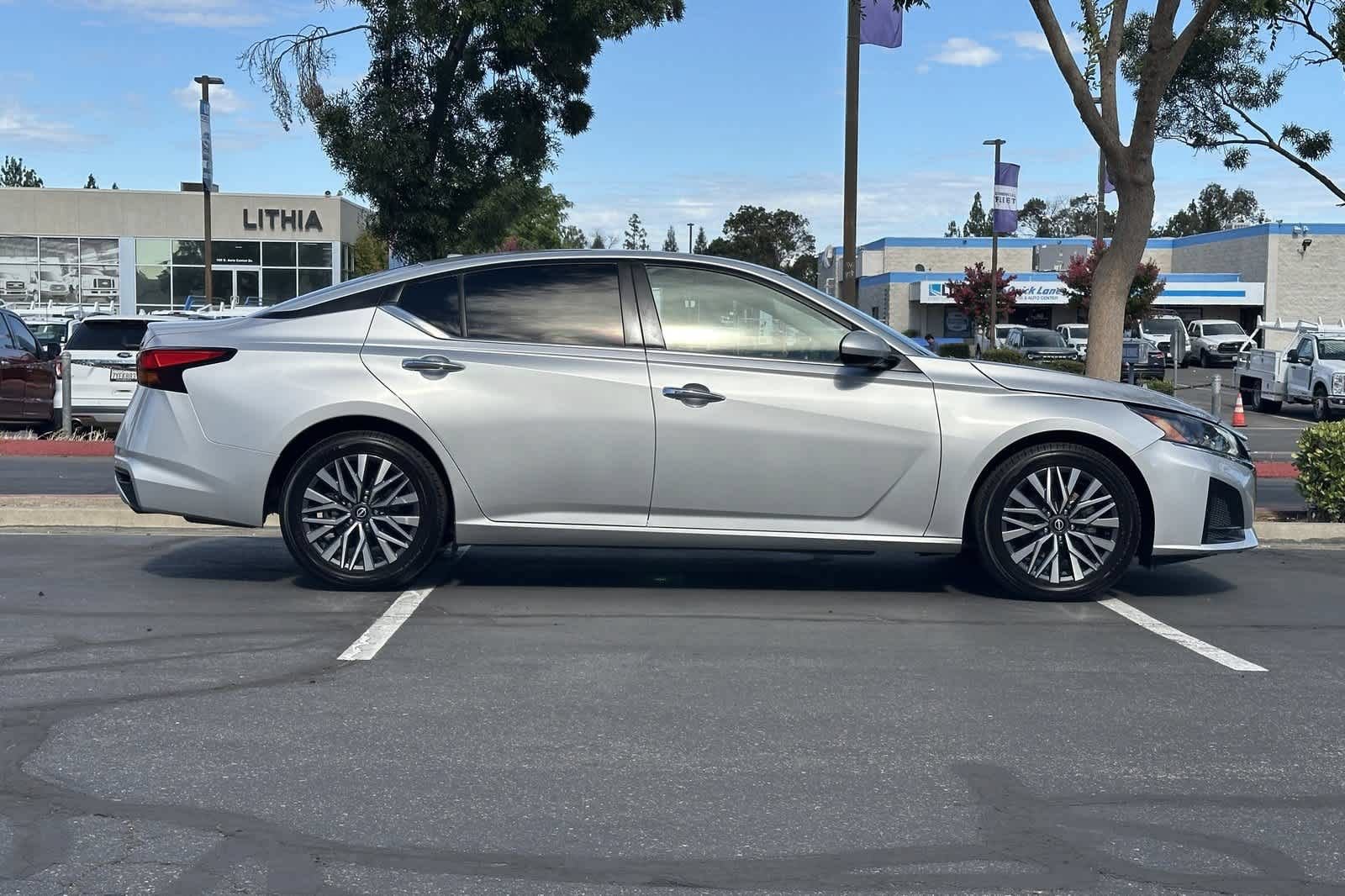 Used 2023 Nissan Altima 2.5 SV w/ SV Premium Package FWD image 8