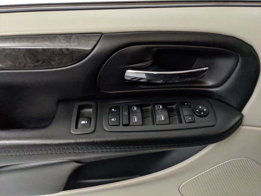 Used 2018 Dodge Grand Caravan SE w/ UConnect Hands-Free Group image 21