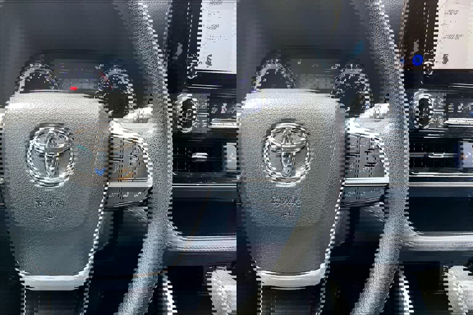 Used 2023 Toyota Highlander L FWD image 25