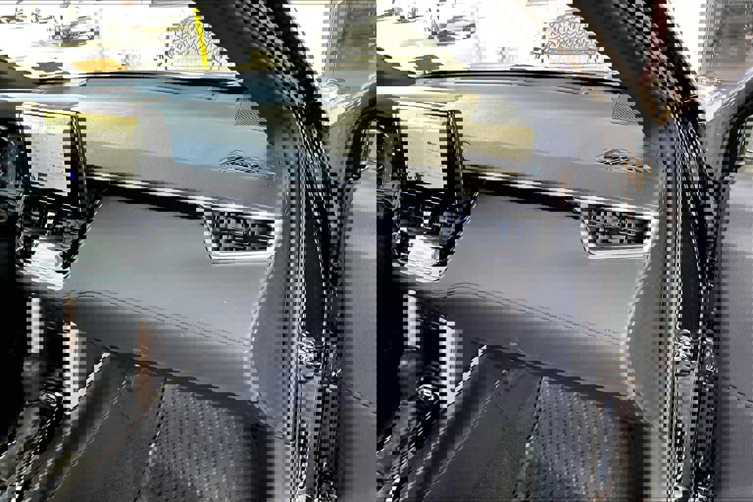 Used 2024 Toyota Corolla Cross SE image 17