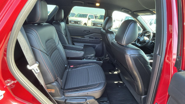 Used 2025 Nissan Pathfinder SV AWD/4WD image 13